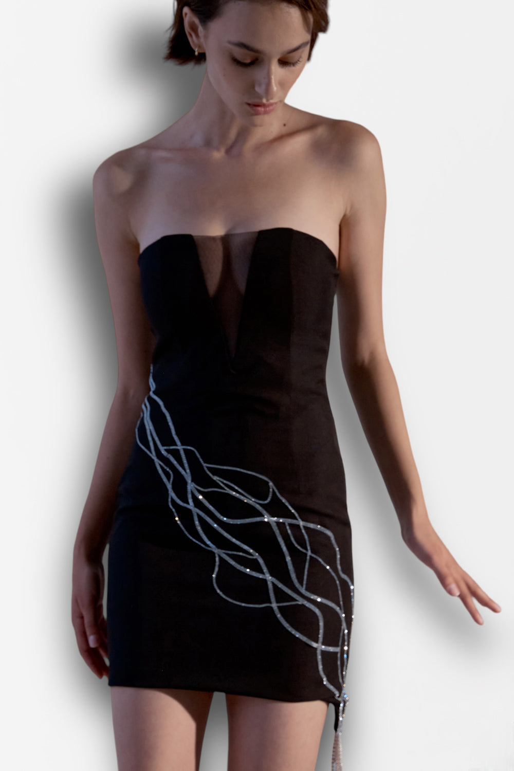 Rochie neagra din stofa de costum cu decoratiuni din cristal.