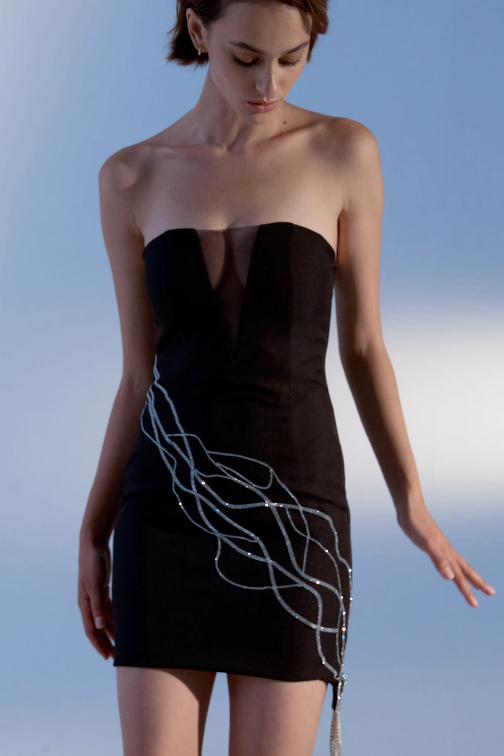 Rochie neagra din stofa de costum cu decoratiuni din cristal.