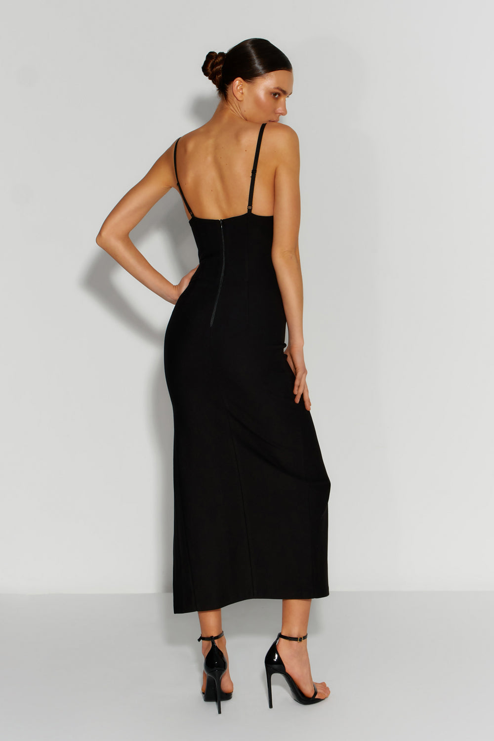 Rochie midi neagra cu corset de cristal.