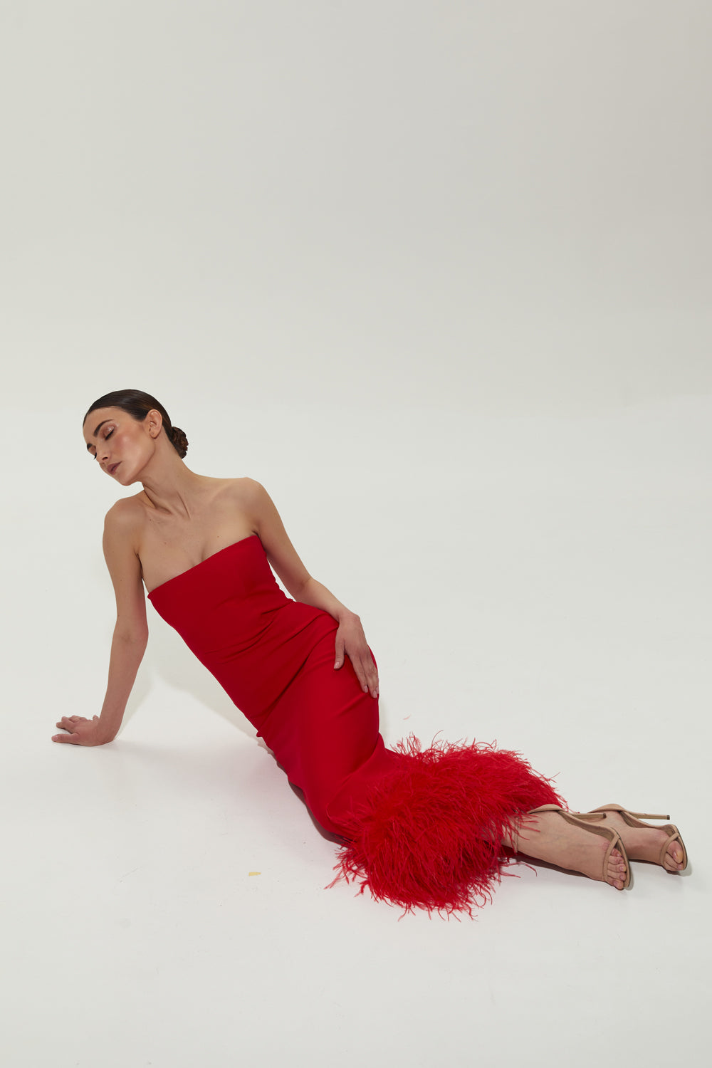 Red jersey midi dress with feathers on the bottom