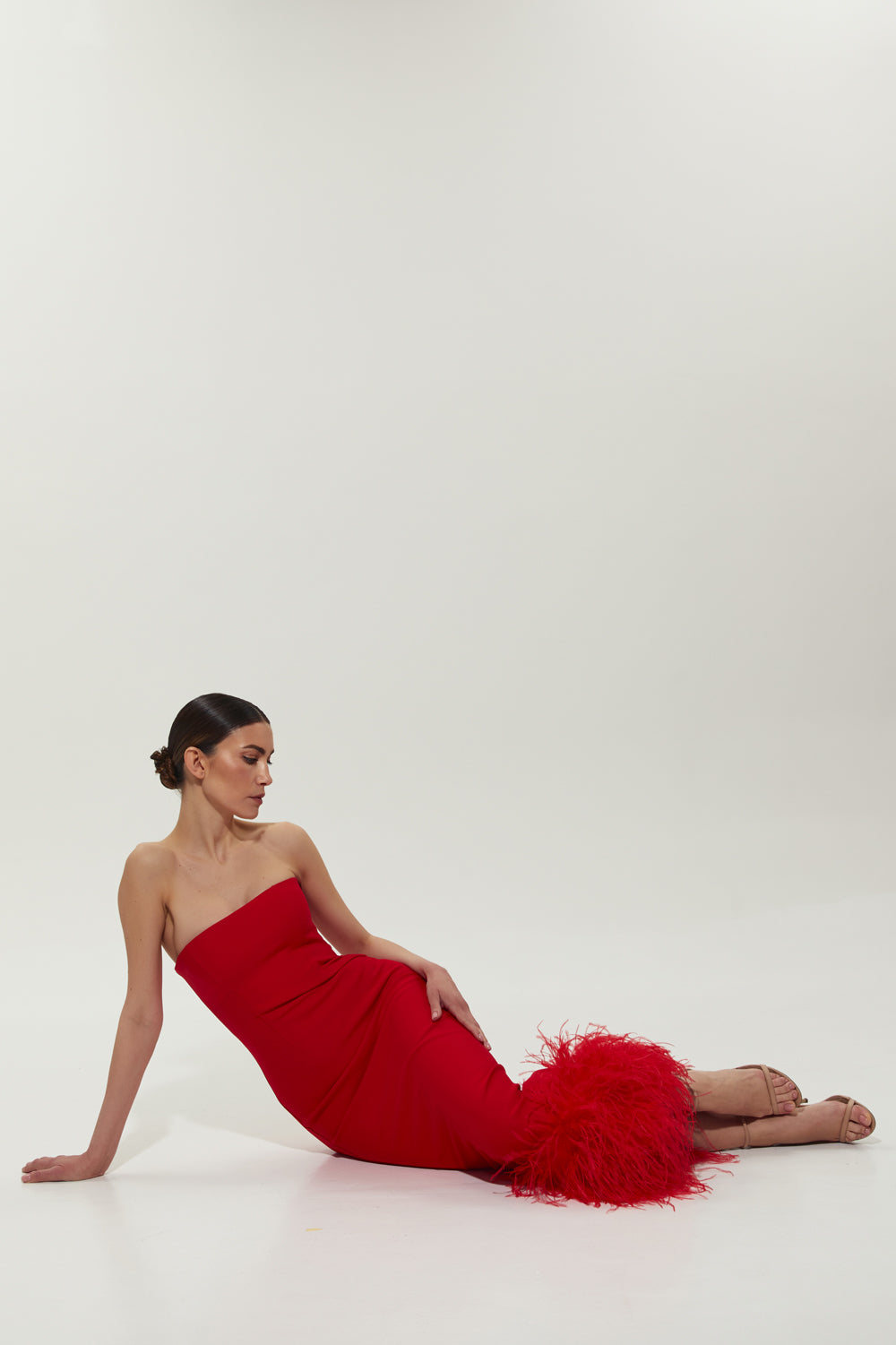 Red jersey midi dress with feathers on the bottom