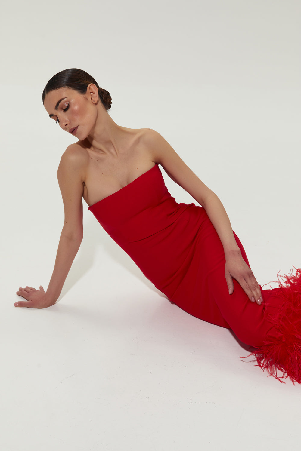 Red jersey midi dress with feathers on the bottom