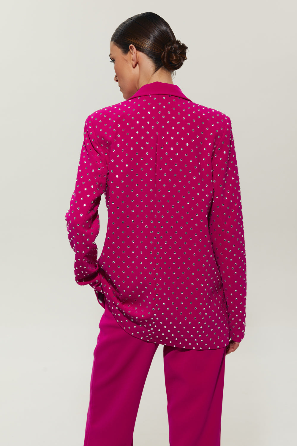 Suit in fuchsia color with jacket with crystals