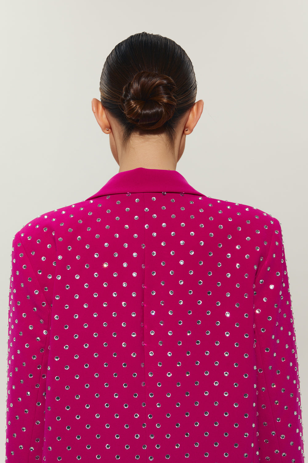 Suit in fuchsia color with jacket with crystals
