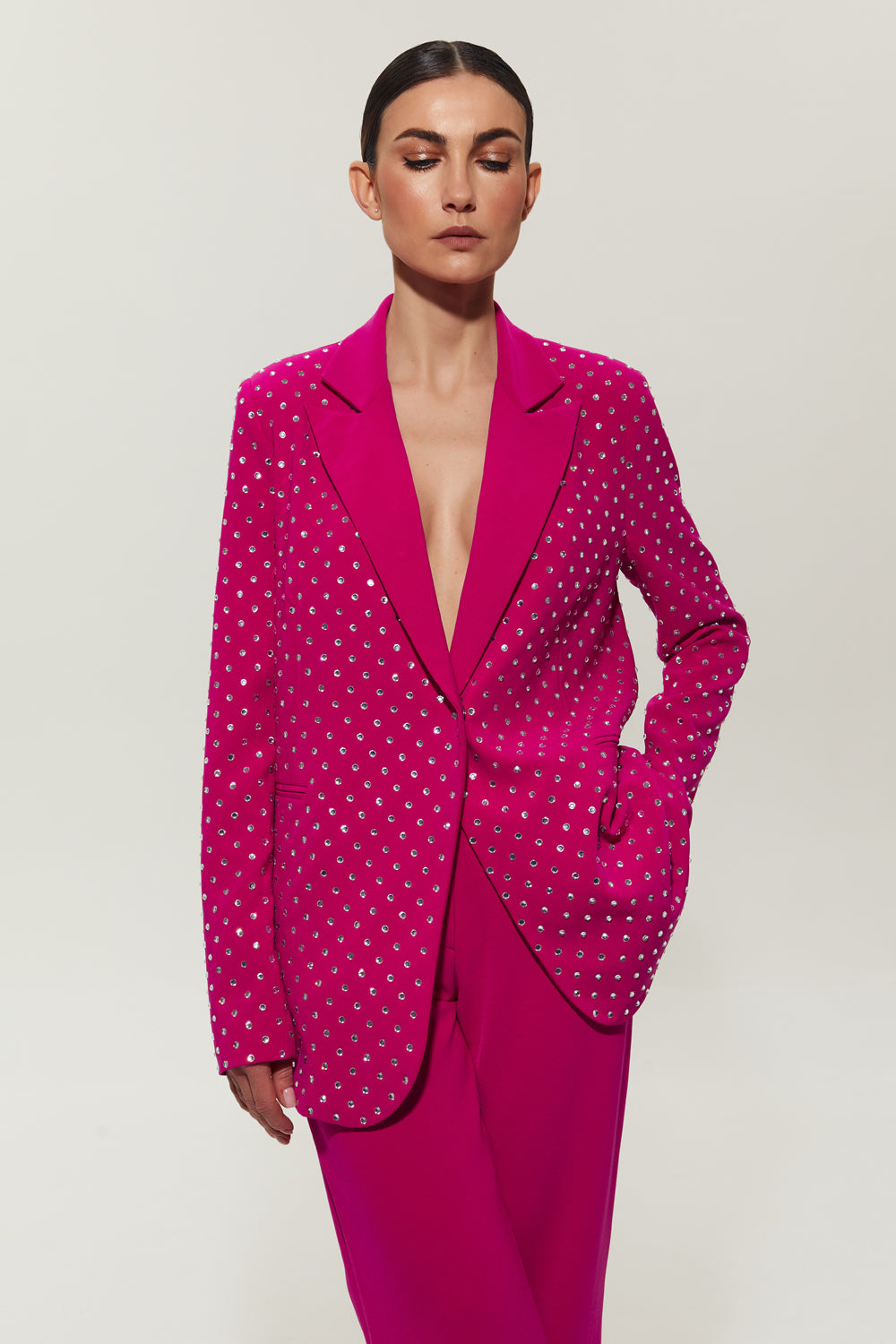 Suit in fuchsia color with jacket with crystals