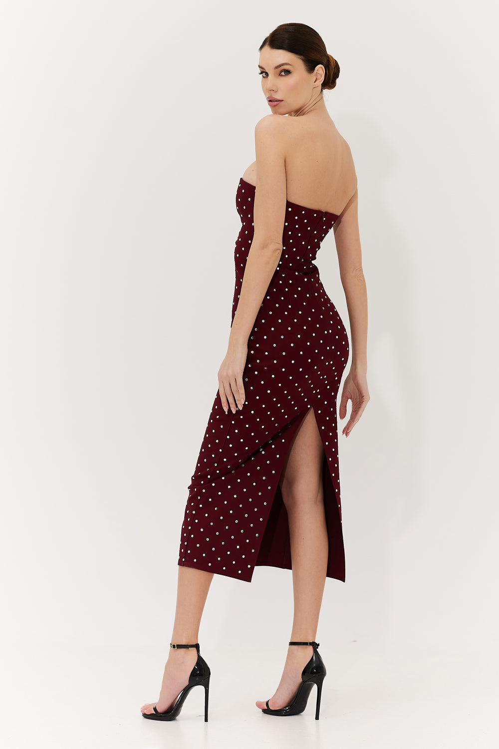 Rochie midi de bandaj burgundy cu fanta impodobita cu cristale