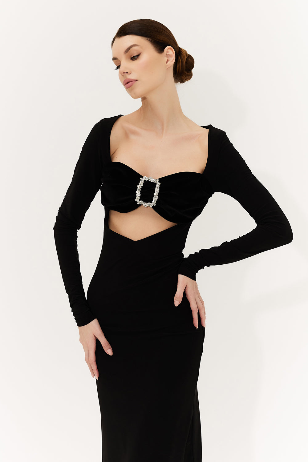 Rochie din jerseu negru cu corset de catifea.