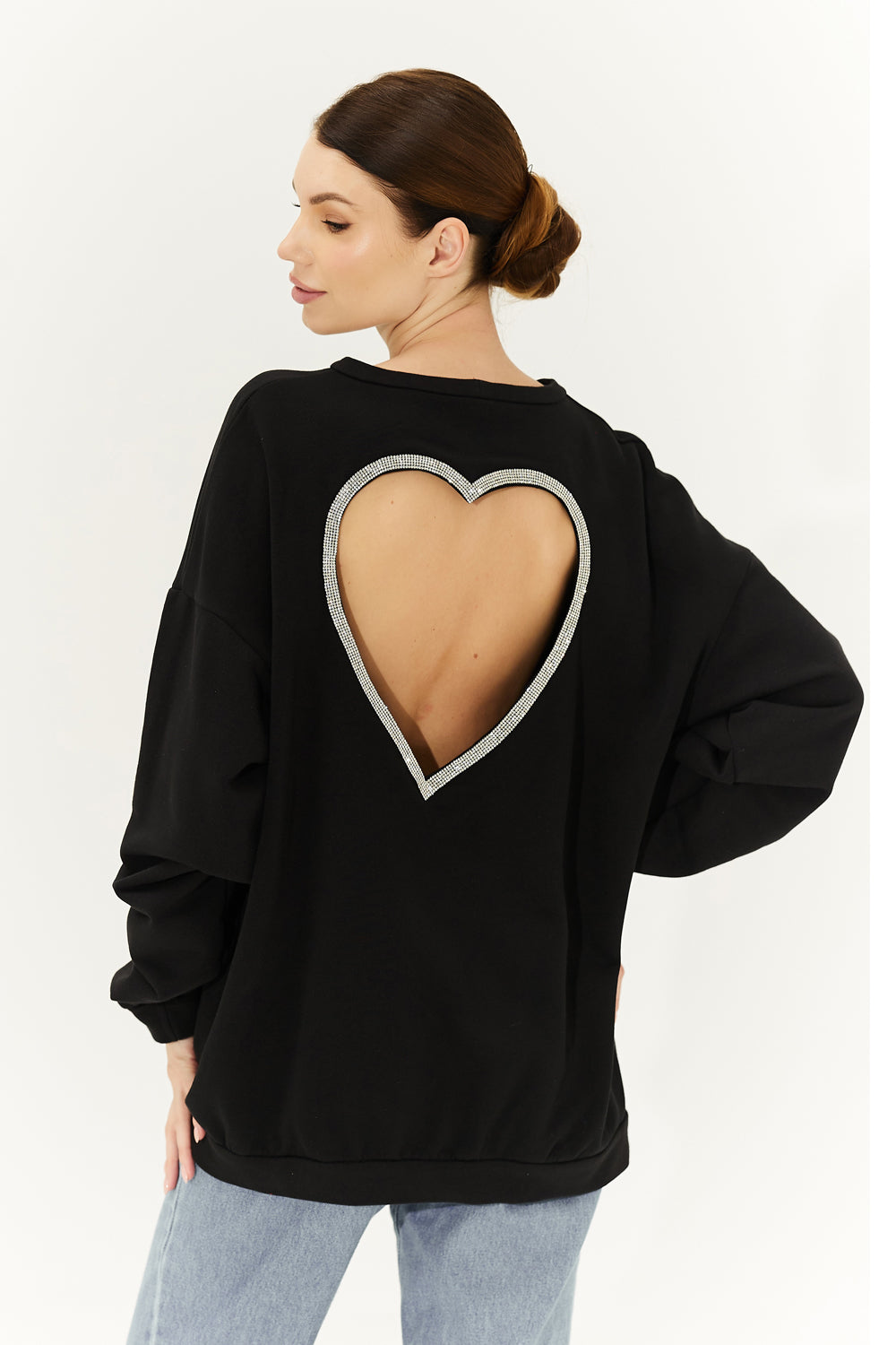 Sweat-shirt noir avec un coeur dans le dos. 